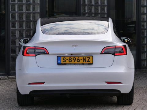 Tesla Model 3 RWD 60kWh PLUS/ WARMTEPOMP/ LFP ACCU/ TREKHAAK/ NL-AUTO 1STE EIGENAAR/ SOH 93%