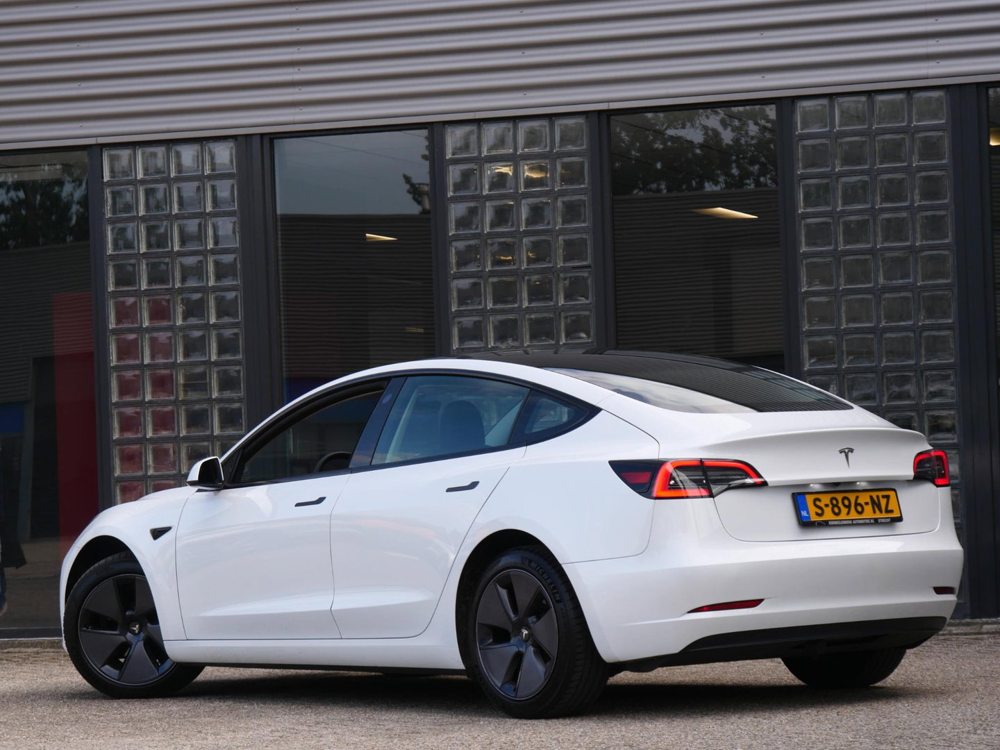 Tesla Model 3 RWD 60kWh PLUS/ WARMTEPOMP/ LFP ACCU/ TREKHAAK/ NL-AUTO 1STE EIGENAAR/ SOH 93%