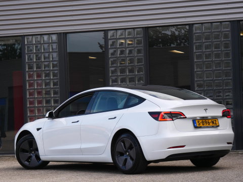 Tesla Model 3 RWD 60kWh PLUS/ WARMTEPOMP/ LFP ACCU/ TREKHAAK/ NL-AUTO 1STE EIGENAAR/ SOH 93%