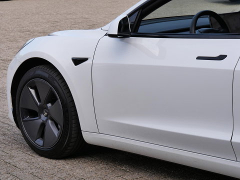 Tesla Model 3 RWD 60kWh PLUS/ WARMTEPOMP/ LFP ACCU/ TREKHAAK/ NL-AUTO 1STE EIGENAAR/ SOH 93%