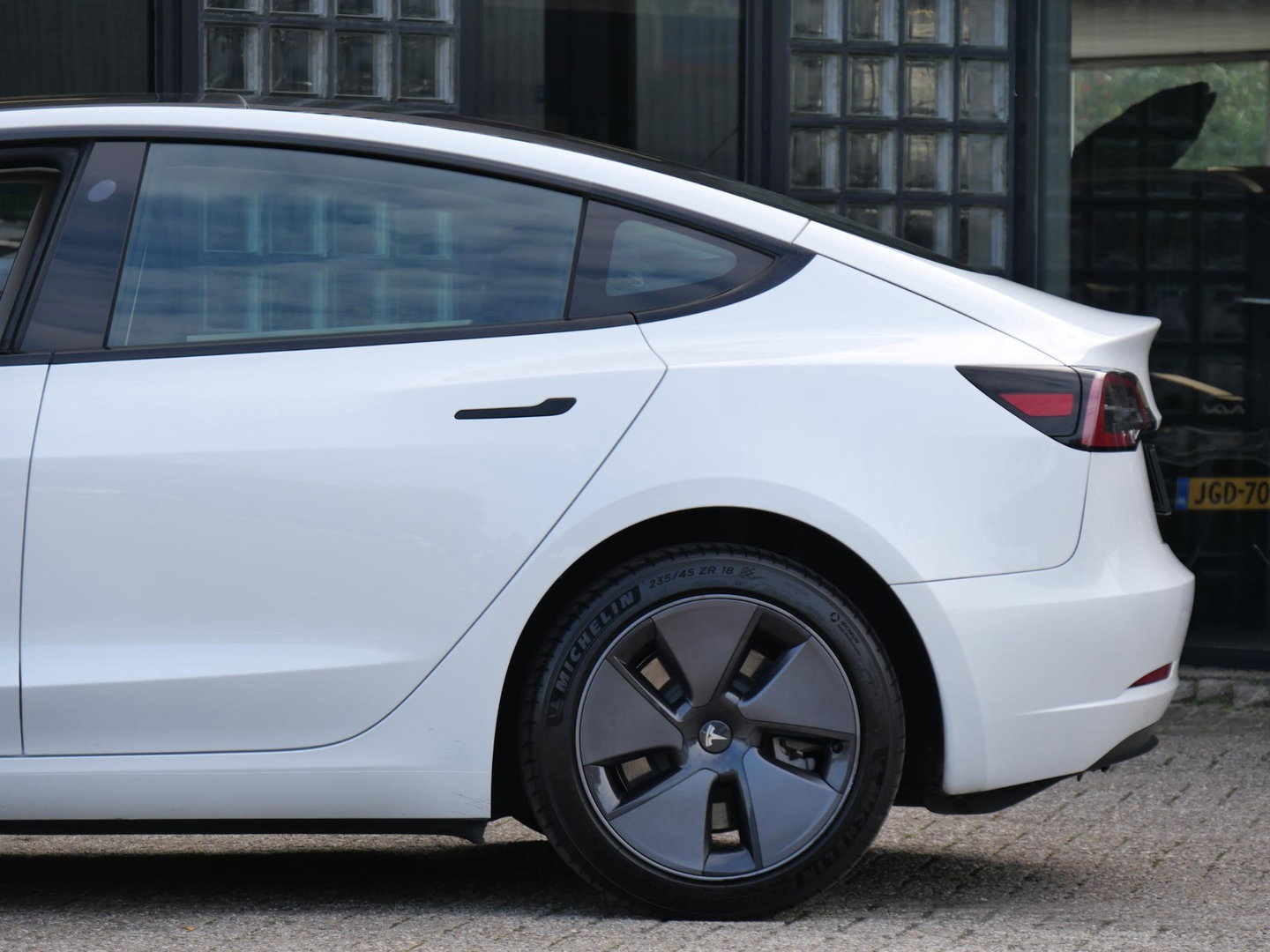 Tesla Model 3 RWD 60kWh PLUS/ WARMTEPOMP/ LFP ACCU/ TREKHAAK/ NL-AUTO 1STE EIGENAAR/ SOH 93%