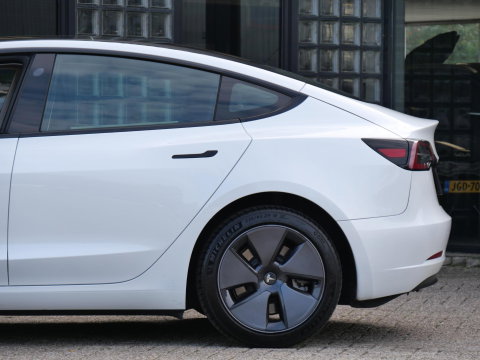 Tesla Model 3 RWD 60kWh PLUS/ WARMTEPOMP/ LFP ACCU/ TREKHAAK/ NL-AUTO 1STE EIGENAAR/ SOH 93%