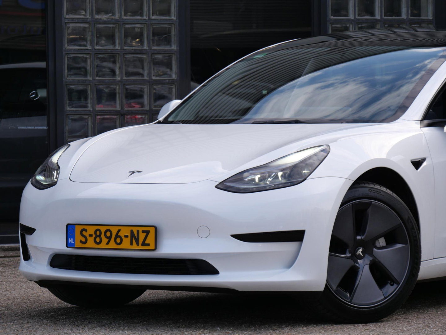 Tesla Model 3 RWD 60kWh PLUS/ WARMTEPOMP/ LFP ACCU/ TREKHAAK/ NL-AUTO 1STE EIGENAAR/ SOH 93%