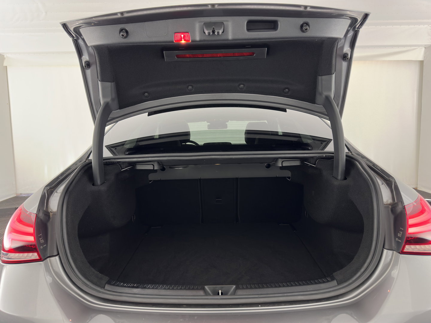 Mercedes-Benz A-Klasse 200 AMG Sportpack Business Solution (INCL-BTW) Aut. *PANO | LEATHER-MICROFIBRE | FULL-LED | HEATED-SPORTSEATS | WIDESCREEN-DIGIOCKPIT | DAB+ | NAVI-FULLMAP | CAMERA | PRIVACYGLASS | SHIFTPADDLES | 18''ALU*