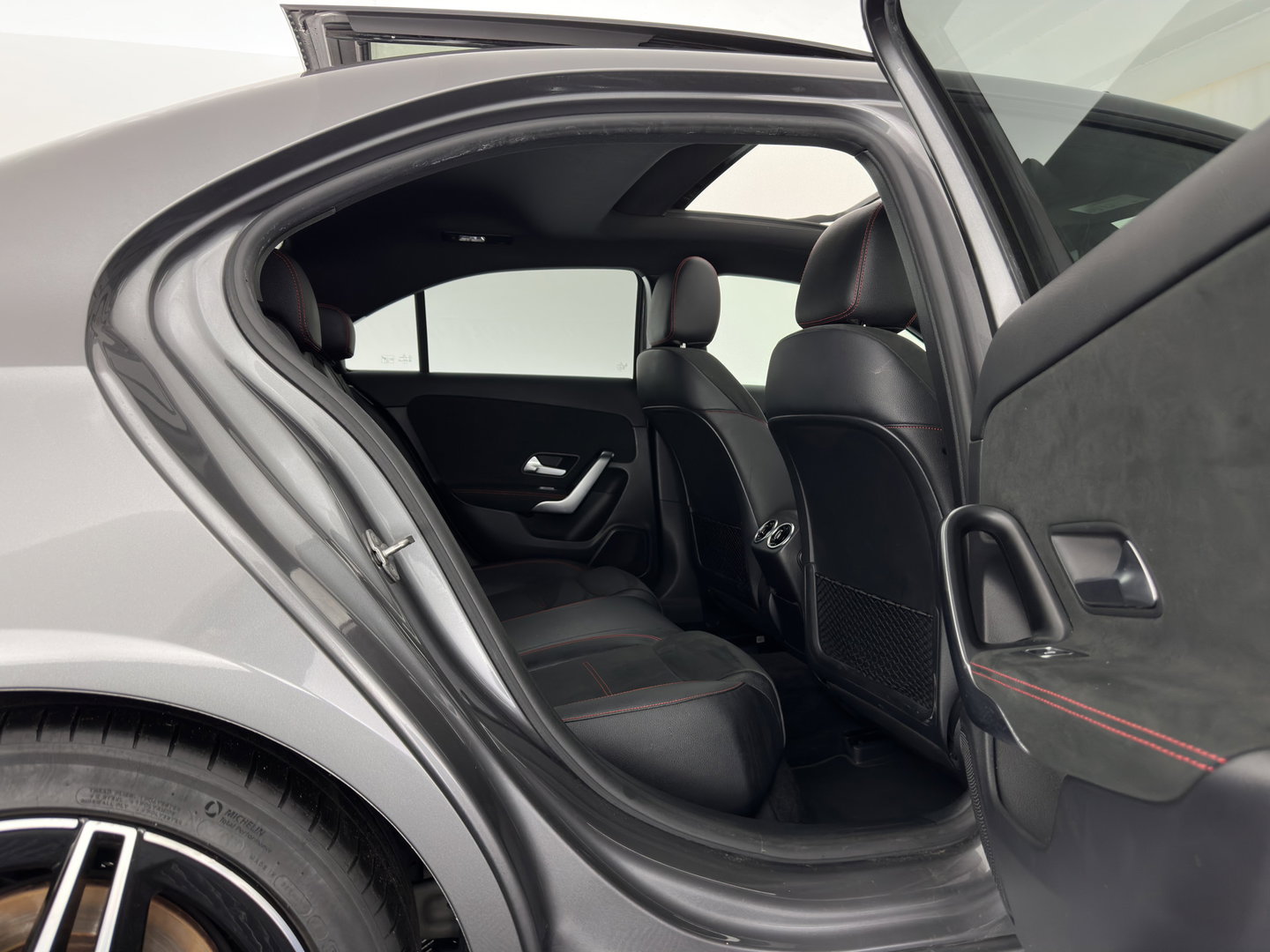 Mercedes-Benz A-Klasse 200 AMG Sportpack Business Solution (INCL-BTW) Aut. *PANO | LEATHER-MICROFIBRE | FULL-LED | HEATED-SPORTSEATS | WIDESCREEN-DIGIOCKPIT | DAB+ | NAVI-FULLMAP | CAMERA | PRIVACYGLASS | SHIFTPADDLES | 18''ALU*