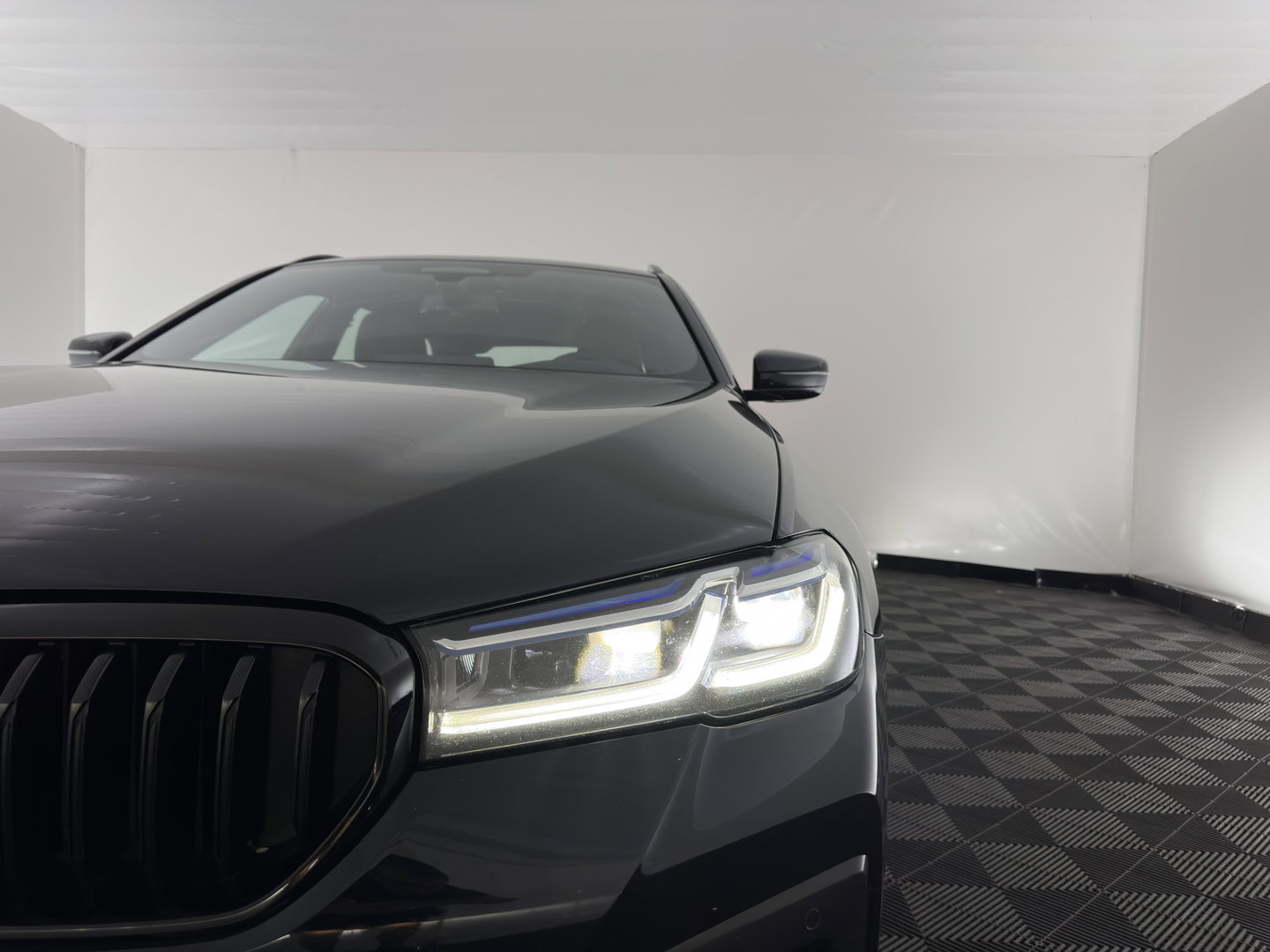 BMW 5 Serie Touring 530e M-Sportpack Business Edition Plus (Plug-in) {SoH-85%} (INCL-BTW) *LEATHER | LASER-LED | ADAPTIVE-CRUISE | BLINDSPOT | MEMORY-PACK | DIGI-COCKPIT | HIFI-SOUND | CAMERA | NAVI-FULLMAP | PRIVACY-GLASS | SHIFTPADDLES | AMBIENTLIGHT | HEAD-UP | 18