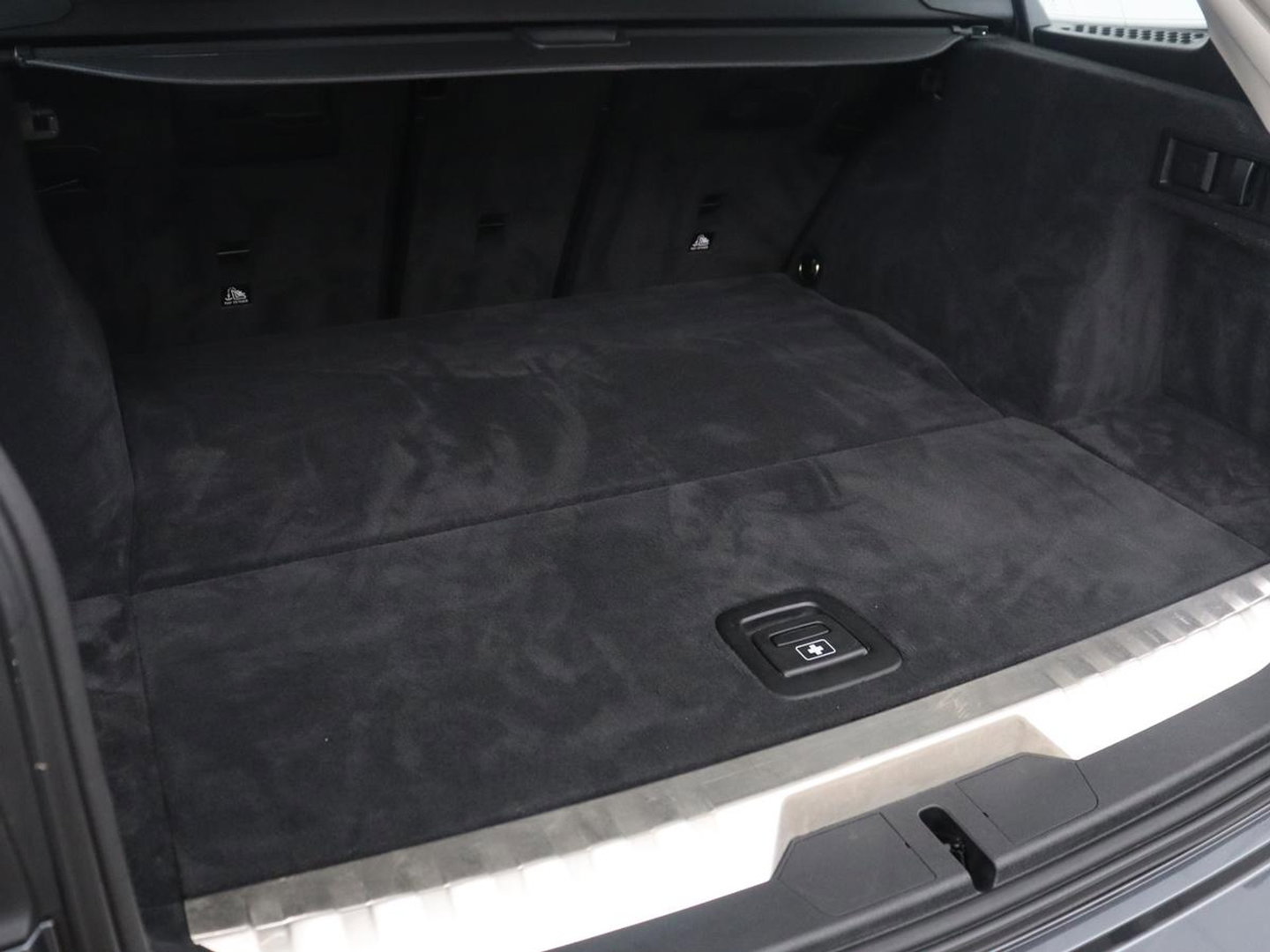 BMW 3 Serie Touring 330e High Executive | SOH 91,4% | Cruise control | Head-up | Stoelverwarming | Trekhaak | Climate control | Park assist | Carplay | Full LED | Elektrische achterklep