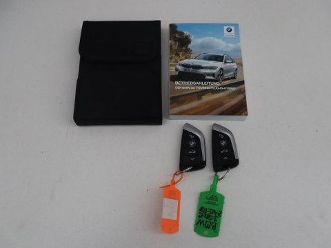 BMW 3 Serie Touring 330e High Executive | SOH 91,4% | Cruise control | Head-up | Stoelverwarming | Trekhaak | Climate control | Park assist | Carplay | Full LED | Elektrische achterklep