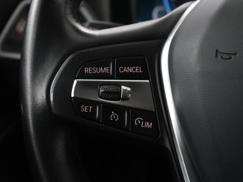 BMW 3 Serie Touring 330e High Executive | SOH 91,4% | Cruise control | Head-up | Stoelverwarming | Trekhaak | Climate control | Park assist | Carplay | Full LED | Elektrische achterklep