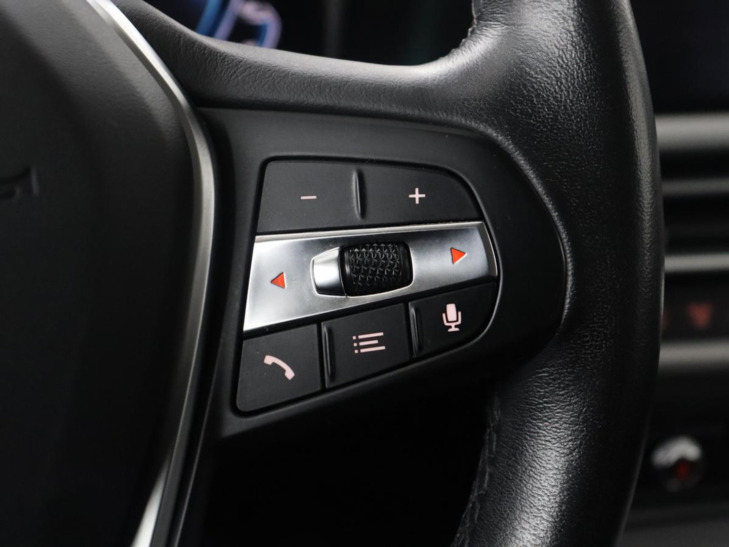 BMW 3 Serie Touring 330e High Executive | SOH 91,4% | Cruise control | Head-up | Stoelverwarming | Trekhaak | Climate control | Park assist | Carplay | Full LED | Elektrische achterklep