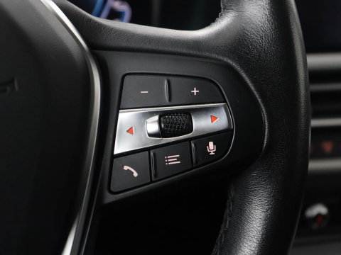 BMW 3 Serie Touring 330e High Executive | SOH 91,4% | Cruise control | Head-up | Stoelverwarming | Trekhaak | Climate control | Park assist | Carplay | Full LED | Elektrische achterklep
