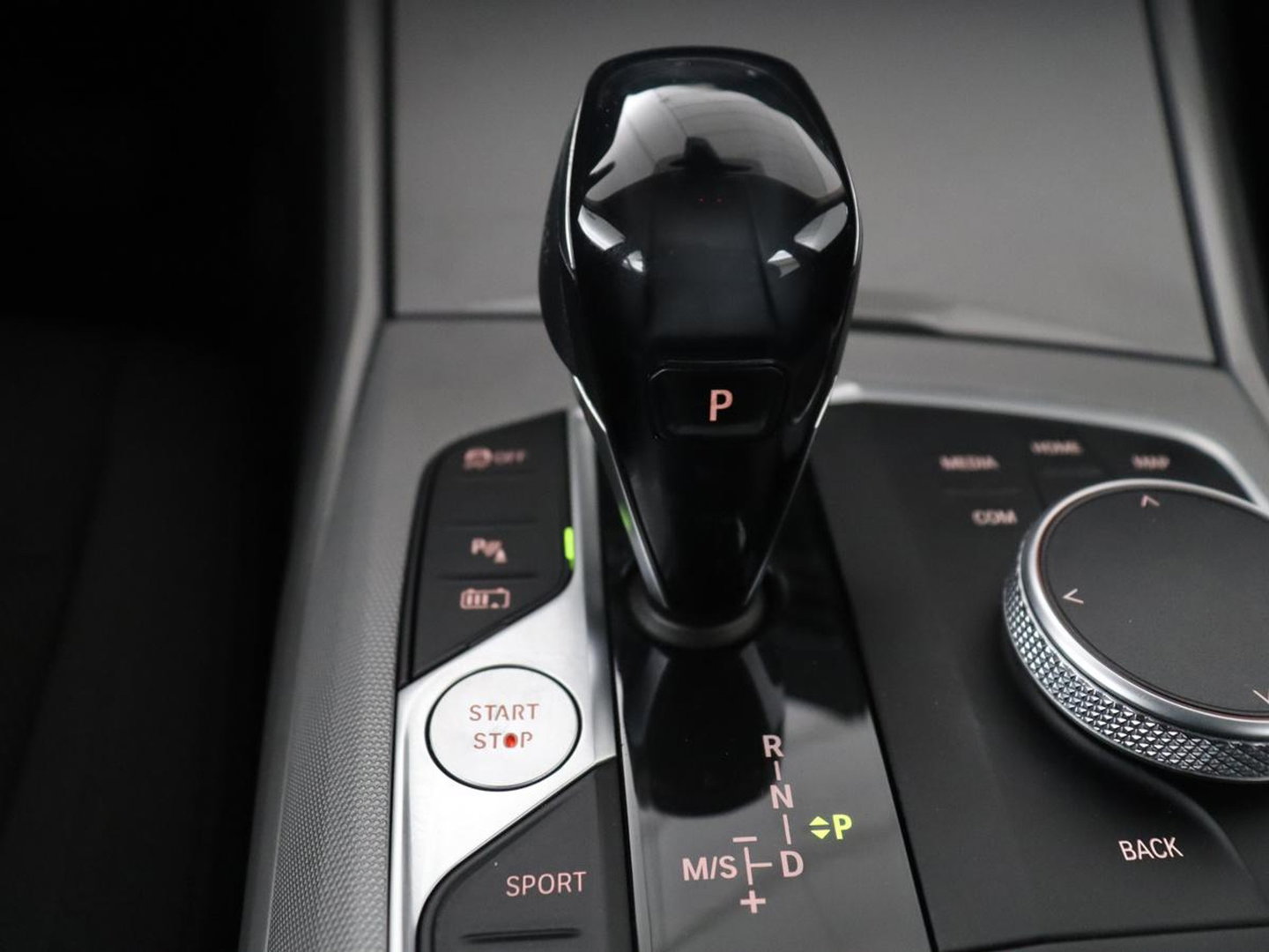 BMW 3 Serie Touring 330e High Executive | SOH 91,4% | Cruise control | Head-up | Stoelverwarming | Trekhaak | Climate control | Park assist | Carplay | Full LED | Elektrische achterklep