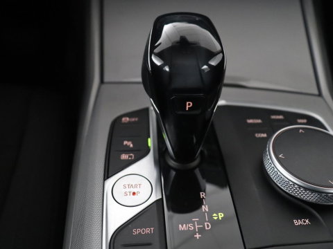 BMW 3 Serie Touring 330e High Executive | SOH 91,4% | Cruise control | Head-up | Stoelverwarming | Trekhaak | Climate control | Park assist | Carplay | Full LED | Elektrische achterklep