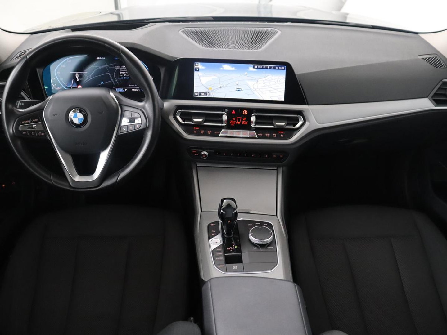 BMW 3 Serie Touring 330e High Executive | SOH 91,4% | Cruise control | Head-up | Stoelverwarming | Trekhaak | Climate control | Park assist | Carplay | Full LED | Elektrische achterklep
