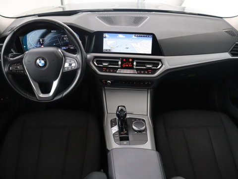 BMW 3 Serie Touring 330e High Executive | SOH 91,4% | Cruise control | Head-up | Stoelverwarming | Trekhaak | Climate control | Park assist | Carplay | Full LED | Elektrische achterklep