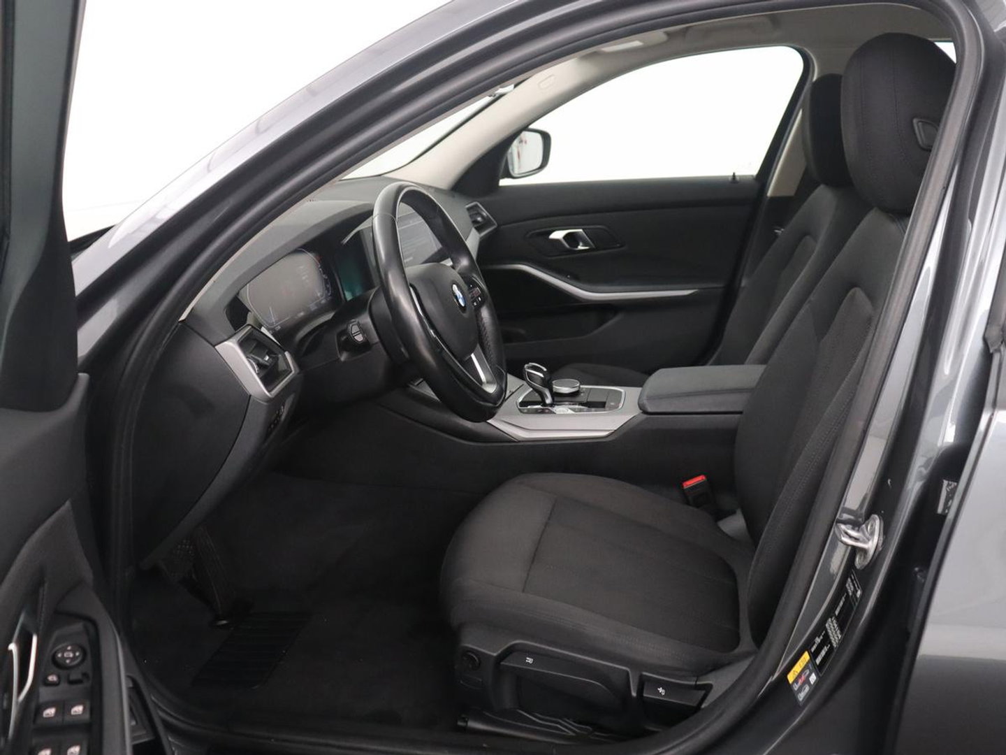BMW 3 Serie Touring 330e High Executive | SOH 91,4% | Cruise control | Head-up | Stoelverwarming | Trekhaak | Climate control | Park assist | Carplay | Full LED | Elektrische achterklep
