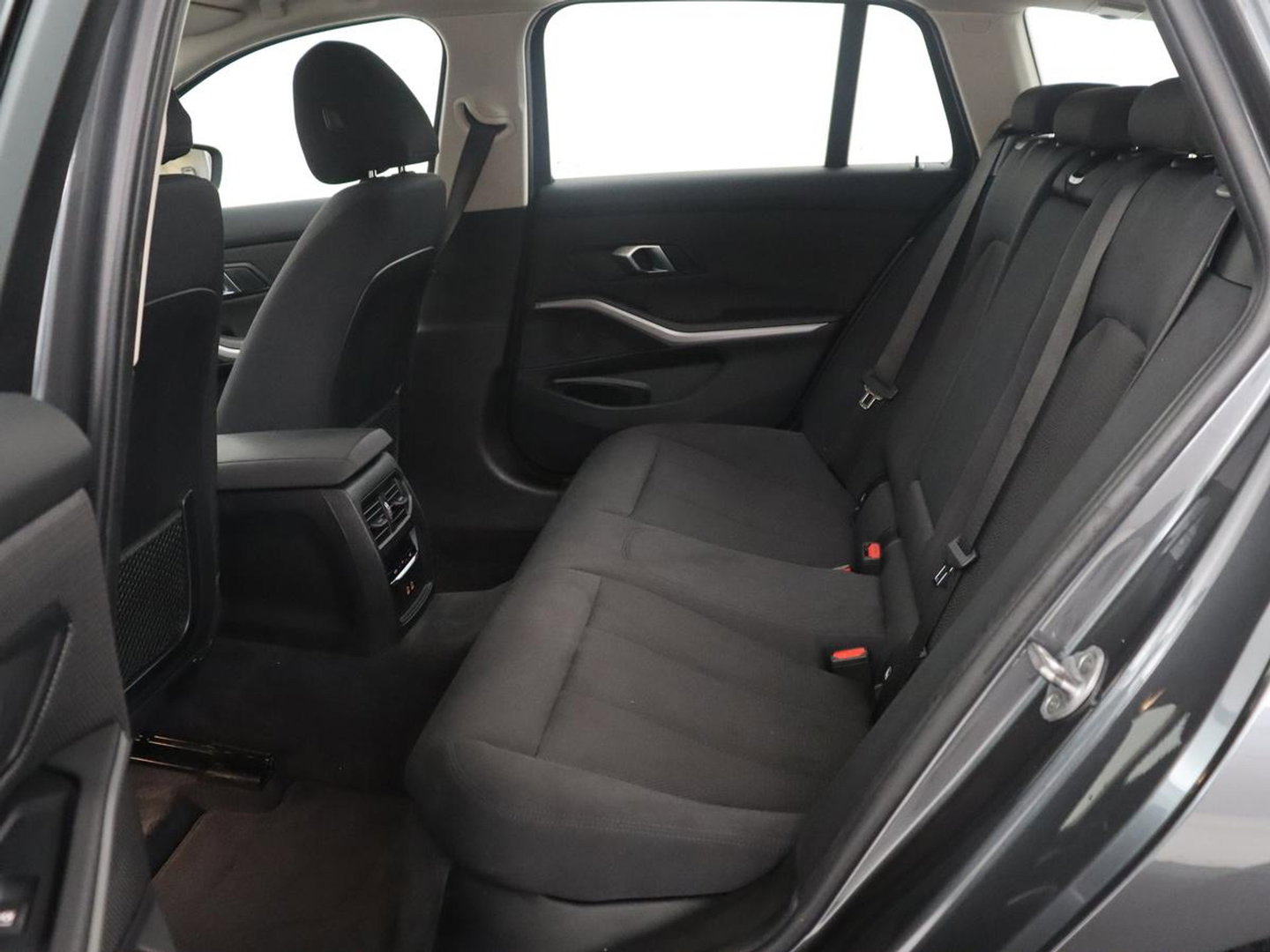 BMW 3 Serie Touring 330e High Executive | SOH 91,4% | Cruise control | Head-up | Stoelverwarming | Trekhaak | Climate control | Park assist | Carplay | Full LED | Elektrische achterklep