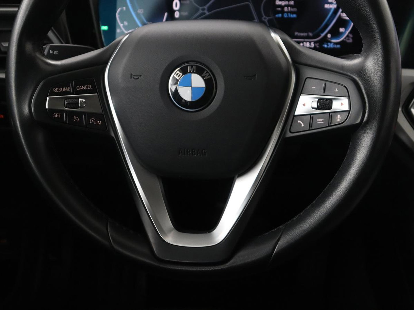 BMW 3 Serie Touring 330e High Executive | SOH 91,4% | Cruise control | Head-up | Stoelverwarming | Trekhaak | Climate control | Park assist | Carplay | Full LED | Elektrische achterklep