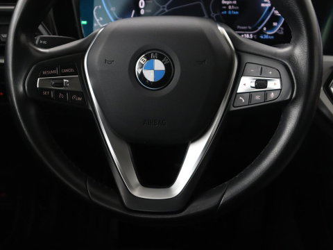 BMW 3 Serie Touring 330e High Executive | SOH 91,4% | Cruise control | Head-up | Stoelverwarming | Trekhaak | Climate control | Park assist | Carplay | Full LED | Elektrische achterklep