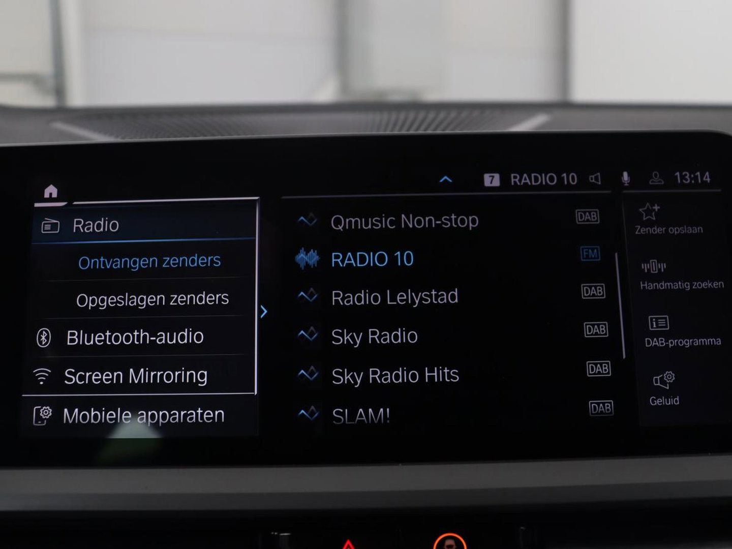 BMW 3 Serie Touring 330e High Executive | SOH 91,4% | Cruise control | Head-up | Stoelverwarming | Trekhaak | Climate control | Park assist | Carplay | Full LED | Elektrische achterklep