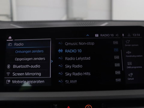 BMW 3 Serie Touring 330e High Executive | SOH 91,4% | Cruise control | Head-up | Stoelverwarming | Trekhaak | Climate control | Park assist | Carplay | Full LED | Elektrische achterklep