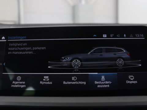 BMW 3 Serie Touring 330e High Executive | SOH 91,4% | Cruise control | Head-up | Stoelverwarming | Trekhaak | Climate control | Park assist | Carplay | Full LED | Elektrische achterklep