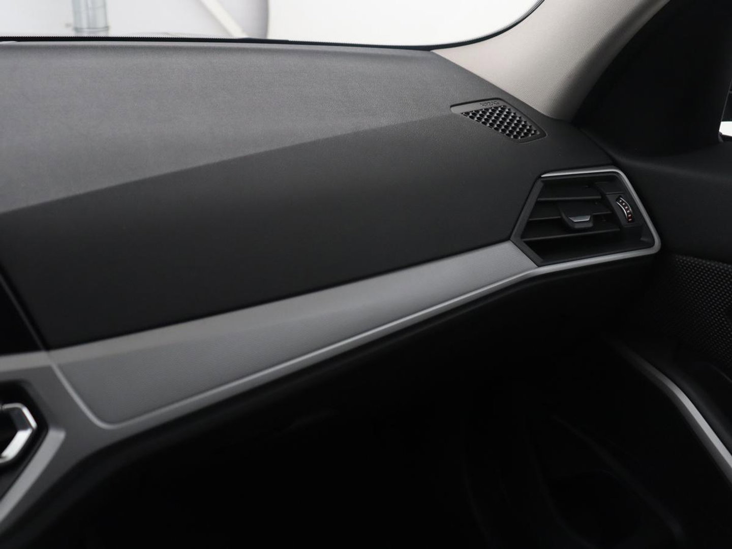 BMW 3 Serie Touring 330e High Executive | SOH 91,4% | Cruise control | Head-up | Stoelverwarming | Trekhaak | Climate control | Park assist | Carplay | Full LED | Elektrische achterklep