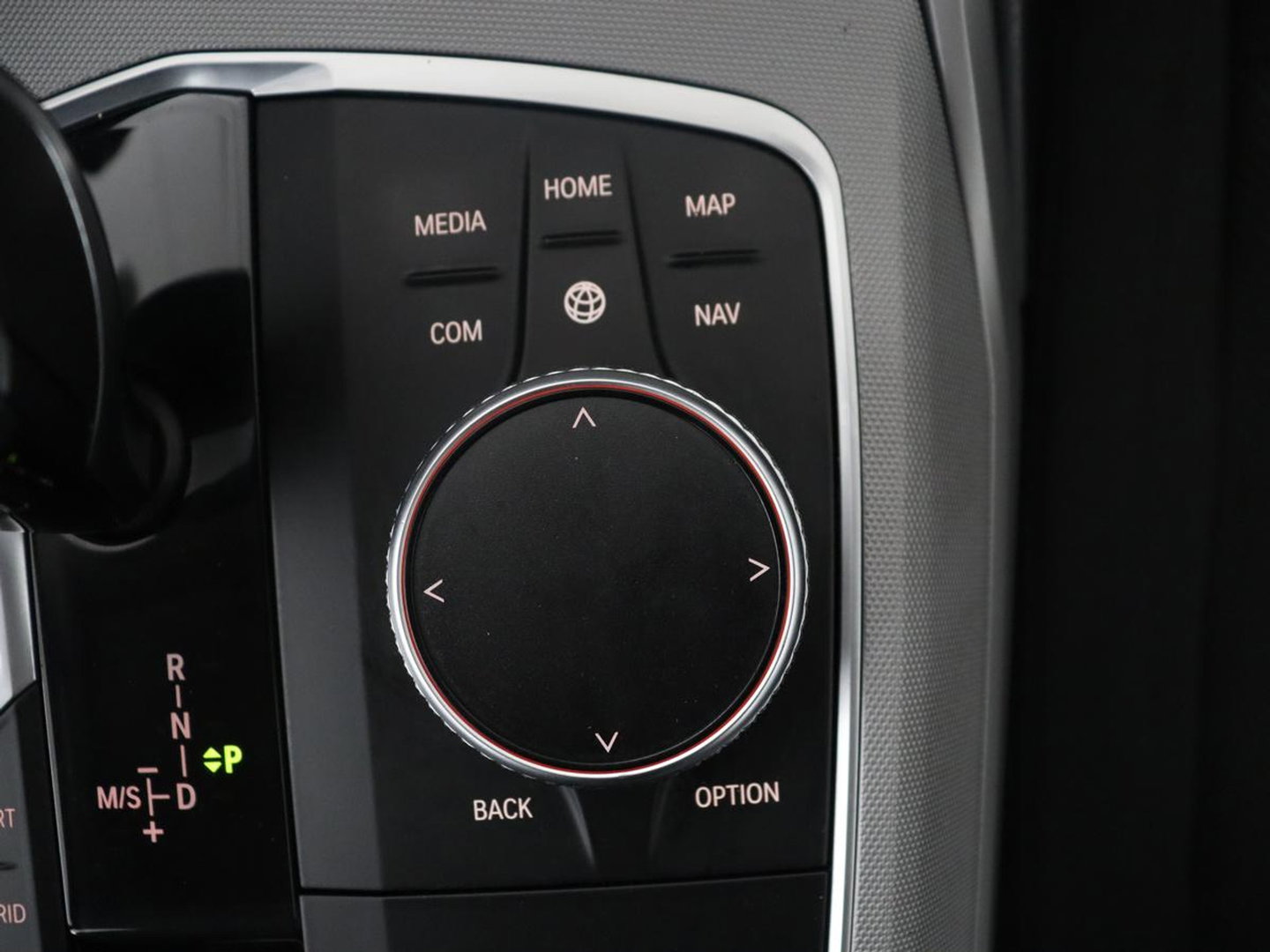 BMW 3 Serie Touring 330e High Executive | SOH 91,4% | Cruise control | Head-up | Stoelverwarming | Trekhaak | Climate control | Park assist | Carplay | Full LED | Elektrische achterklep