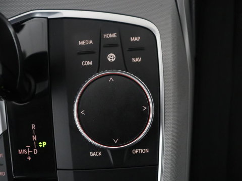 BMW 3 Serie Touring 330e High Executive | SOH 91,4% | Cruise control | Head-up | Stoelverwarming | Trekhaak | Climate control | Park assist | Carplay | Full LED | Elektrische achterklep