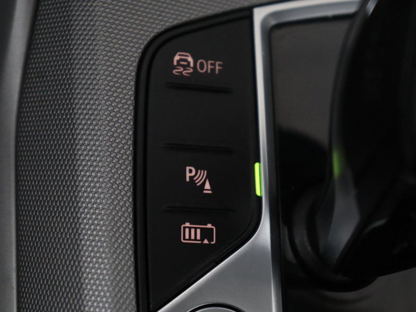BMW 3 Serie Touring 330e High Executive | SOH 91,4% | Cruise control | Head-up | Stoelverwarming | Trekhaak | Climate control | Park assist | Carplay | Full LED | Elektrische achterklep