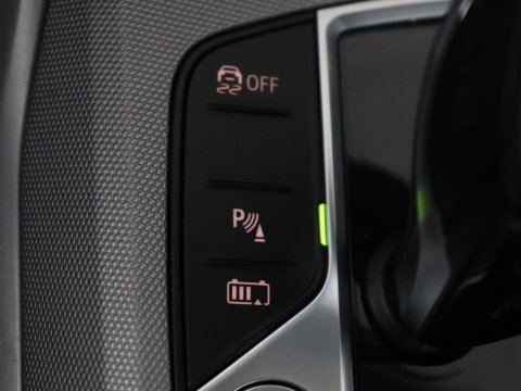BMW 3 Serie Touring 330e High Executive | SOH 91,4% | Cruise control | Head-up | Stoelverwarming | Trekhaak | Climate control | Park assist | Carplay | Full LED | Elektrische achterklep