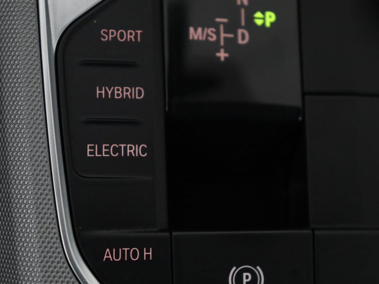 BMW 3 Serie Touring 330e High Executive | SOH 91,4% | Cruise control | Head-up | Stoelverwarming | Trekhaak | Climate control | Park assist | Carplay | Full LED | Elektrische achterklep