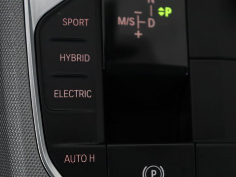 BMW 3 Serie Touring 330e High Executive | SOH 91,4% | Cruise control | Head-up | Stoelverwarming | Trekhaak | Climate control | Park assist | Carplay | Full LED | Elektrische achterklep