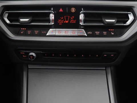 BMW 3 Serie Touring 330e High Executive | SOH 91,4% | Cruise control | Head-up | Stoelverwarming | Trekhaak | Climate control | Park assist | Carplay | Full LED | Elektrische achterklep