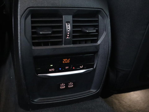BMW 3 Serie Touring 330e High Executive | SOH 91,4% | Cruise control | Head-up | Stoelverwarming | Trekhaak | Climate control | Park assist | Carplay | Full LED | Elektrische achterklep