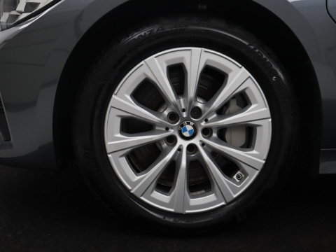 BMW 3 Serie Touring 330e High Executive | SOH 91,4% | Cruise control | Head-up | Stoelverwarming | Trekhaak | Climate control | Park assist | Carplay | Full LED | Elektrische achterklep