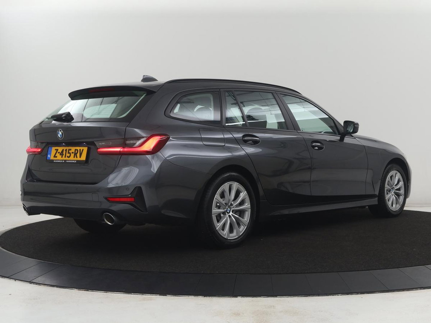 BMW 3 Serie Touring 330e High Executive | SOH 91,4% | Cruise control | Head-up | Stoelverwarming | Trekhaak | Climate control | Park assist | Carplay | Full LED | Elektrische achterklep