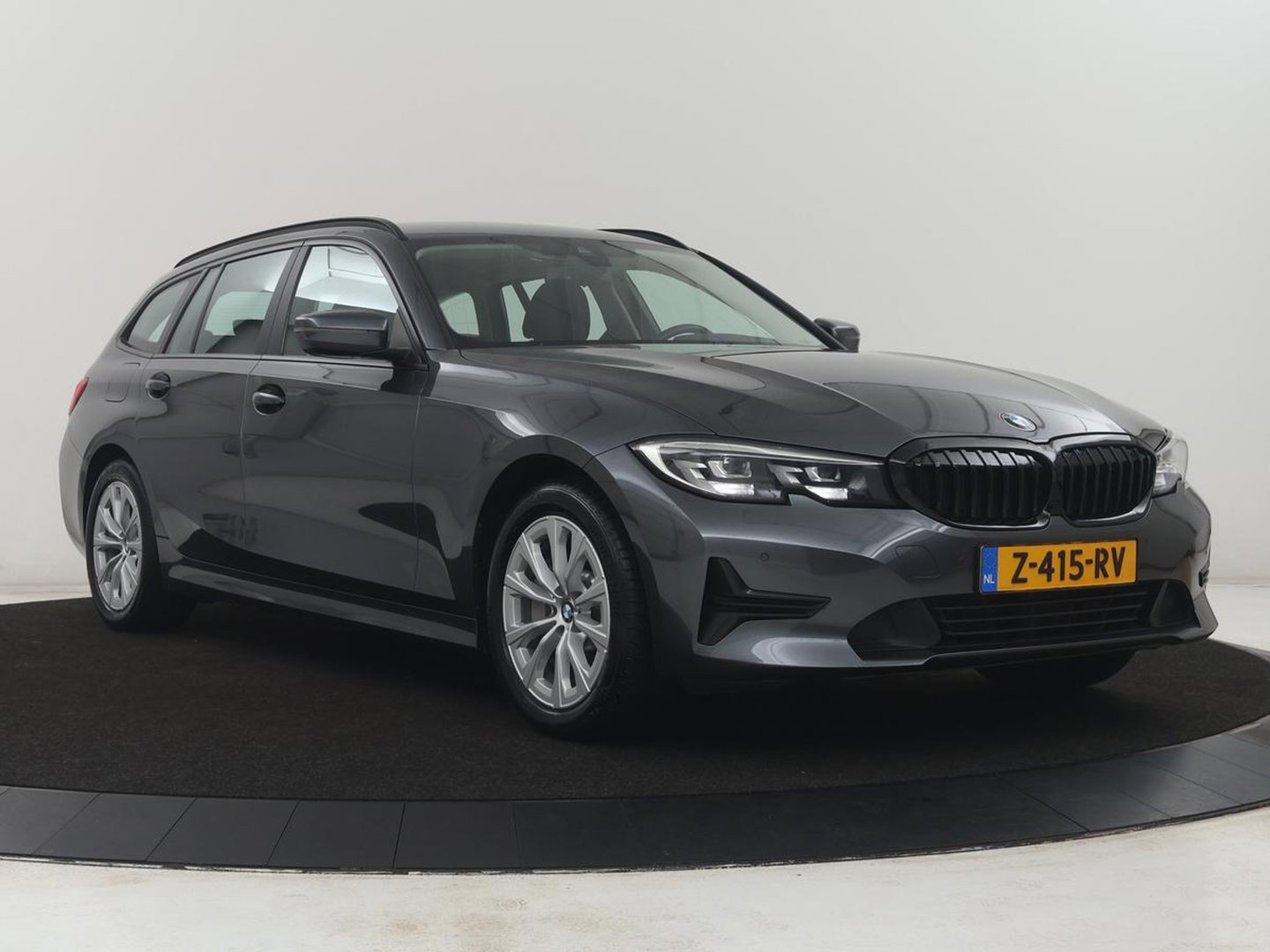 BMW 3 Serie Touring 330e High Executive | SOH 91,4% | Cruise control | Head-up | Stoelverwarming | Trekhaak | Climate control | Park assist | Carplay | Full LED | Elektrische achterklep