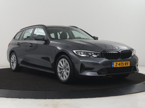 BMW 3 Serie Touring 330e High Executive | SOH 91,4% | Cruise control | Head-up | Stoelverwarming | Trekhaak | Climate control | Park assist | Carplay | Full LED | Elektrische achterklep