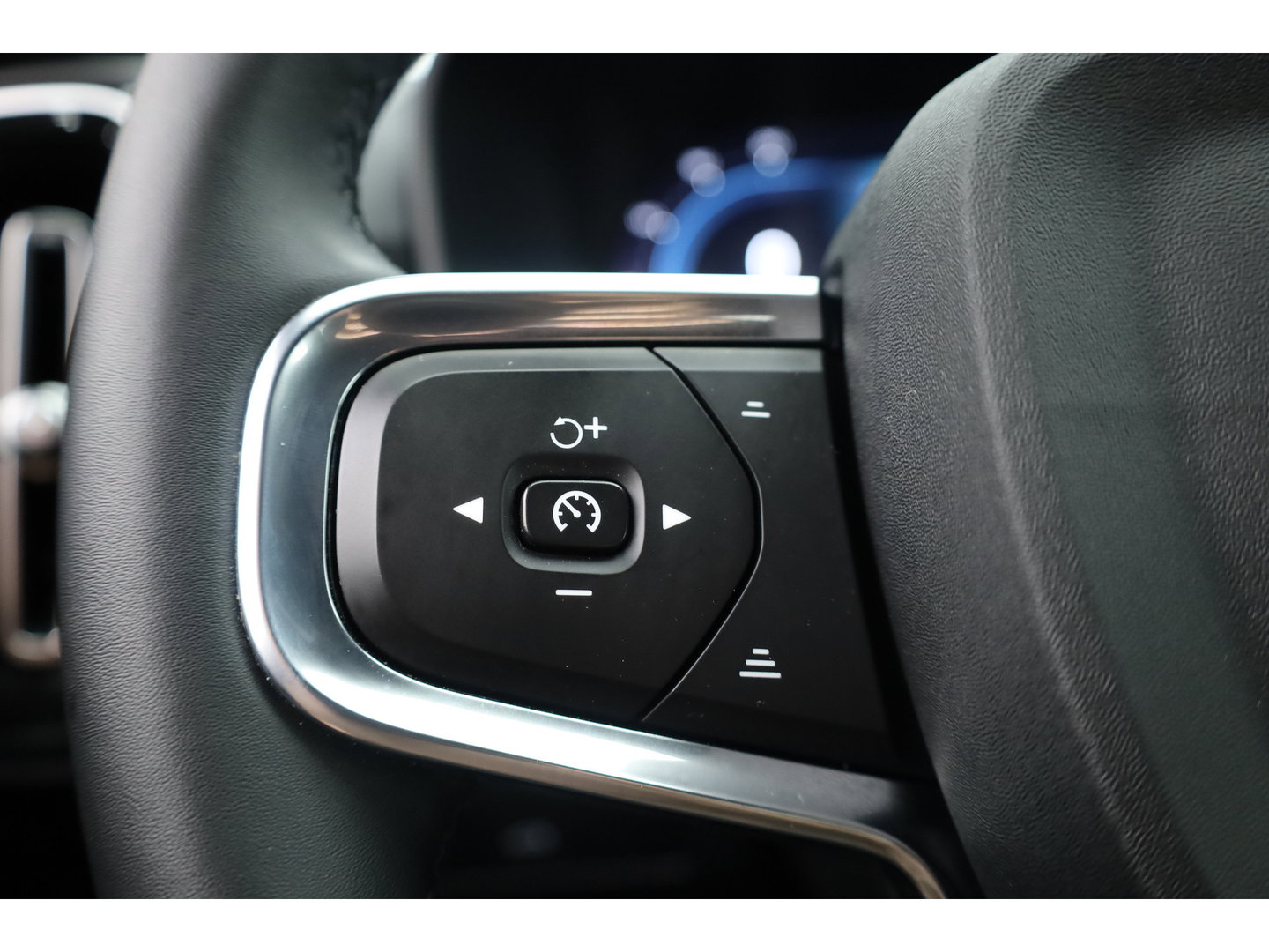 Volvo XC40 Single Motor Extended Range Plus 82 kWh | Rijklaar! | Dig. Cockpit | Bliss | Pilot Assist | Stuur- Stoelverw. | Camera+PDC | Google | App.Connect | Elek. Klep | Led | LM V