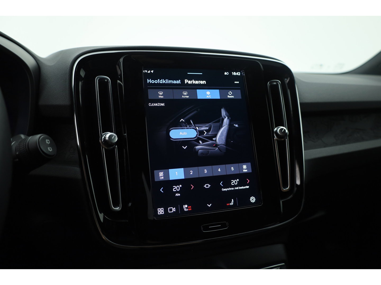 Volvo XC40 Single Motor Extended Range Plus 82 kWh | Rijklaar! | Dig. Cockpit | Bliss | Pilot Assist | Stuur- Stoelverw. | Camera+PDC | Google | App.Connect | Elek. Klep | Led | LM V