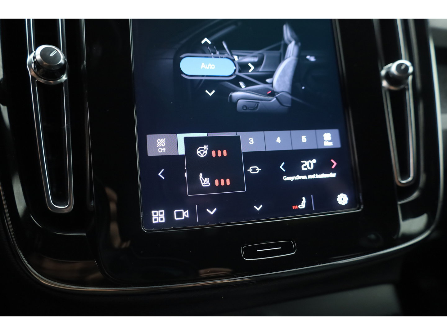 Volvo XC40 Single Motor Extended Range Plus 82 kWh | Rijklaar! | Dig. Cockpit | Bliss | Pilot Assist | Stuur- Stoelverw. | Camera+PDC | Google | App.Connect | Elek. Klep | Led | LM V