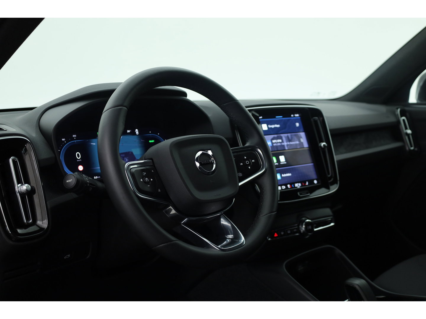 Volvo XC40 Single Motor Extended Range Plus 82 kWh | Rijklaar! | Dig. Cockpit | Bliss | Pilot Assist | Stuur- Stoelverw. | Camera+PDC | Google | App.Connect | Elek. Klep | Led | LM V