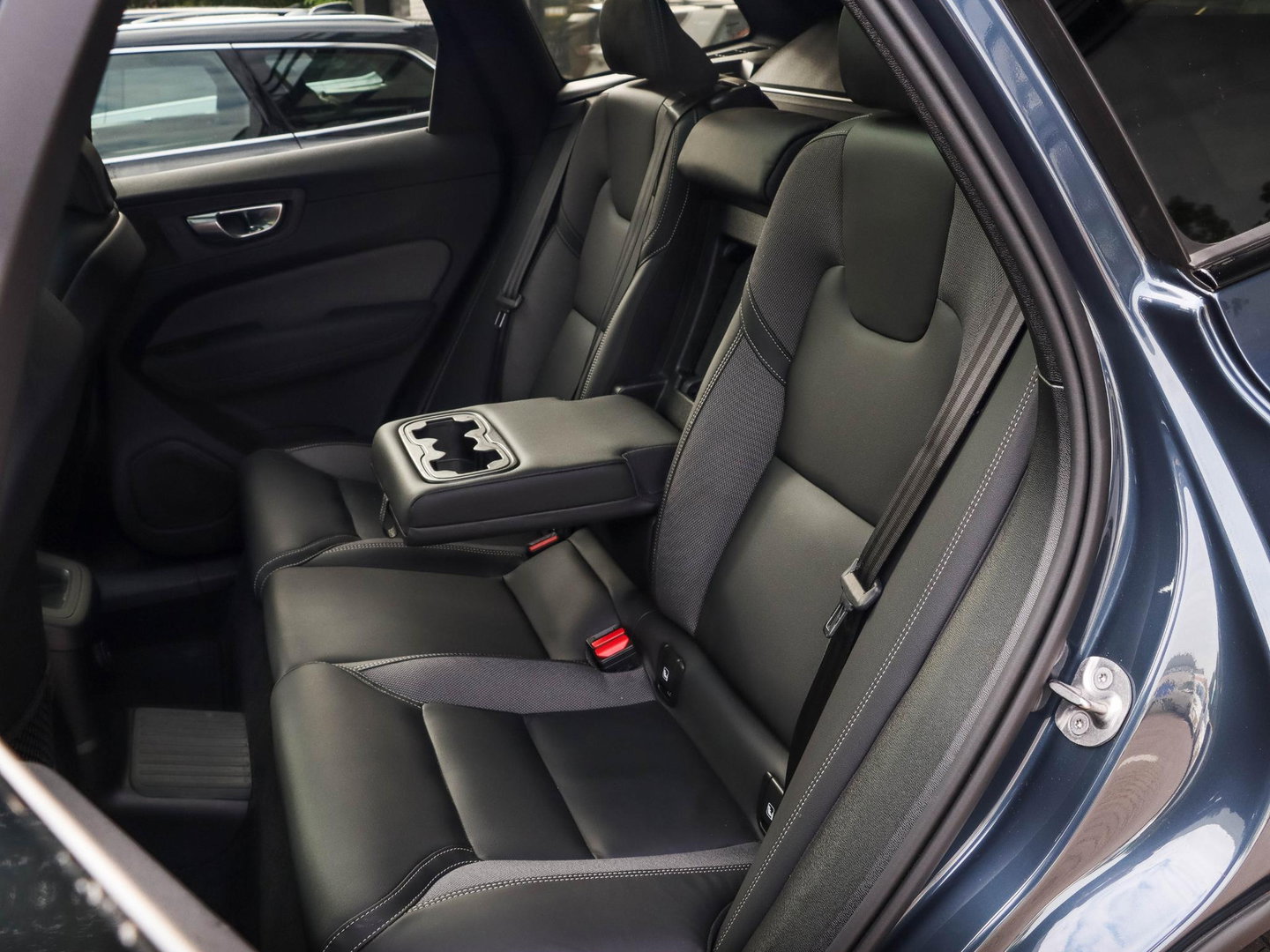 Volvo XC60 T6 AWD Ultra Black Edition Trekhaak Pano 360 Head up 21''