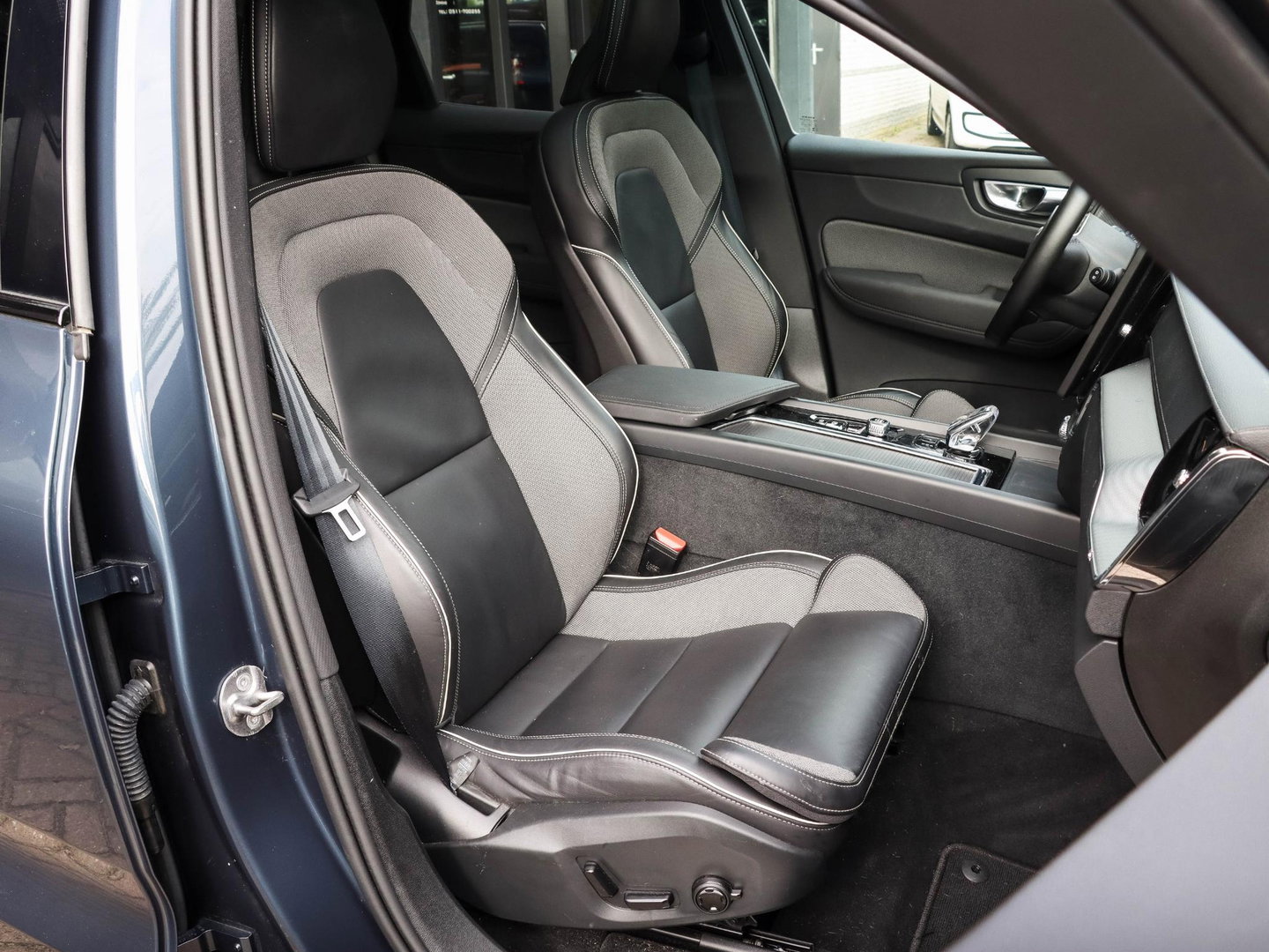 Volvo XC60 T6 AWD Ultra Black Edition Trekhaak Pano 360 Head up 21''
