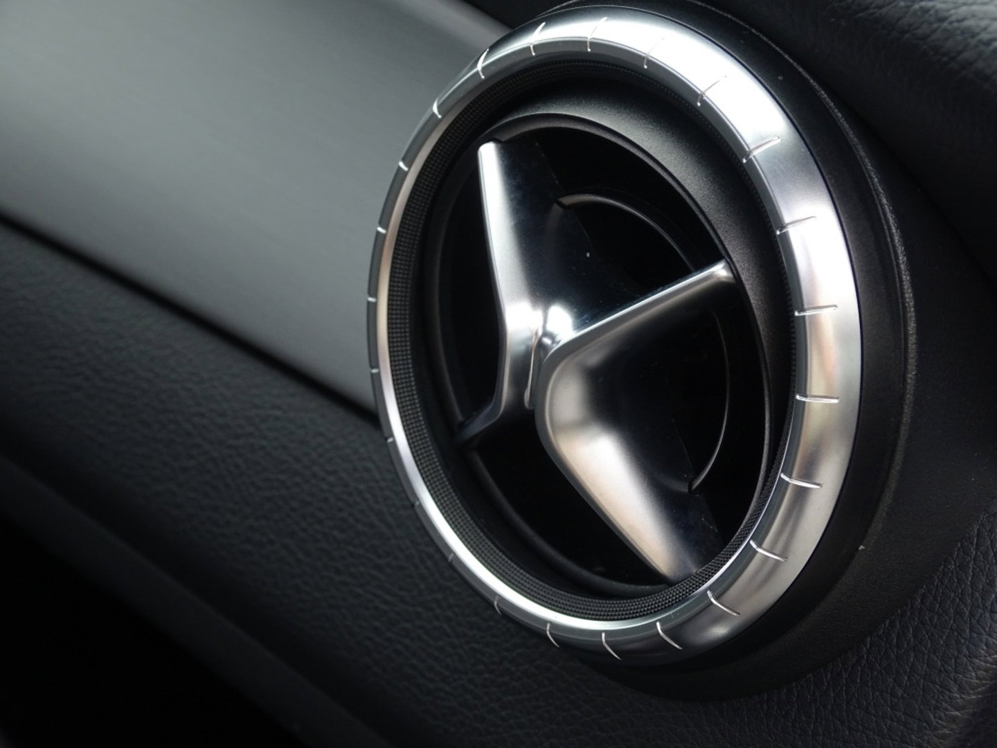 Mercedes-Benz CLA-Klasse 180 automaat / AMG pakket / facelift / LED