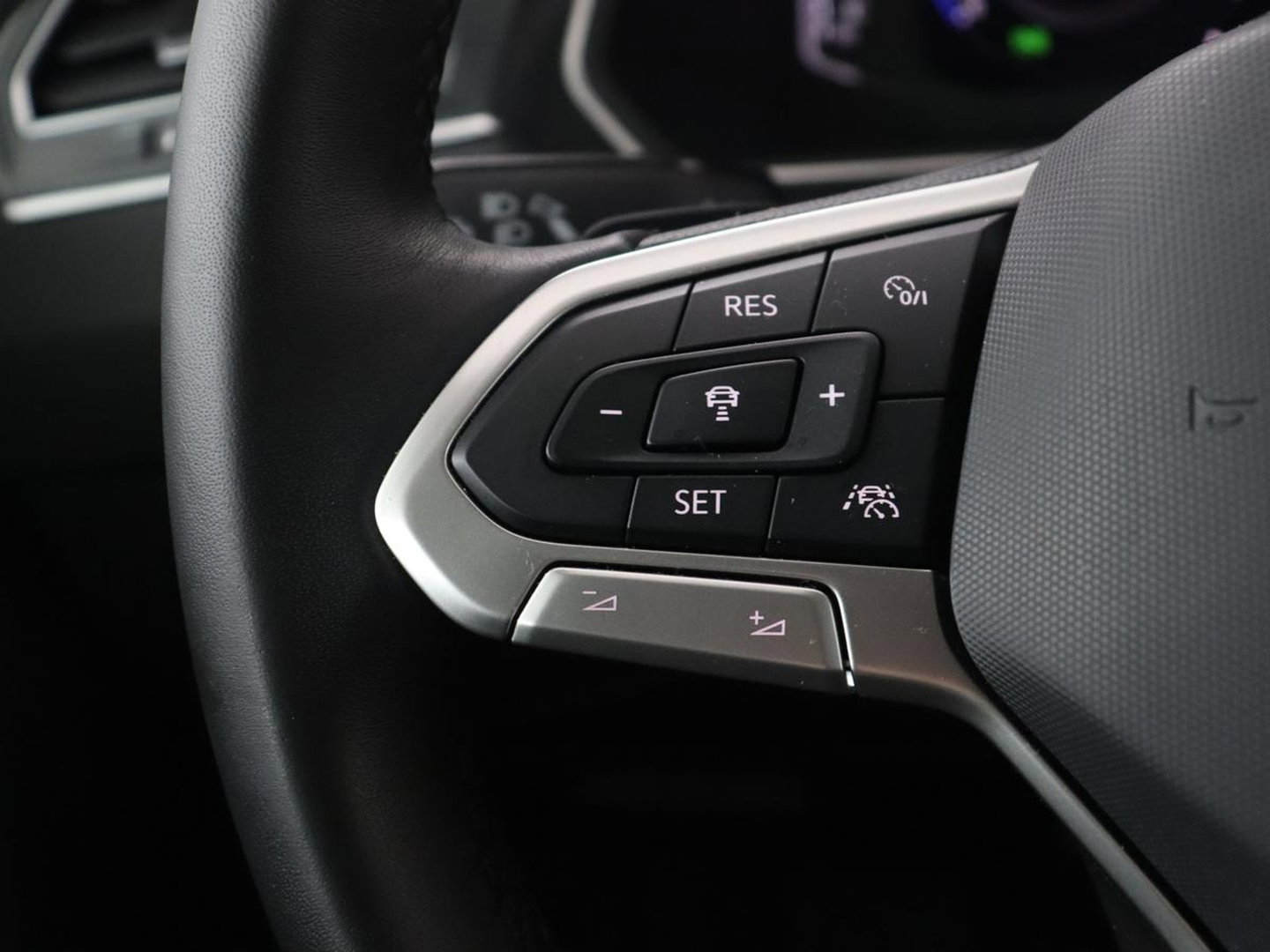 Volkswagen Tiguan 1.5 TSI Elegance | Panoramadak | Adaptive cruise | Stuur/stoel verwarming | Stoelmassage | Camera | Park assist | Sfeerverlichting | Full LED | Elektrische achterklep