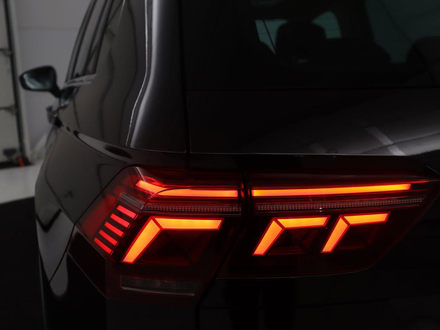 Volkswagen Tiguan 1.5 TSI Elegance | Panoramadak | Adaptive cruise | Stuur/stoel verwarming | Stoelmassage | Camera | Park assist | Sfeerverlichting | Full LED | Elektrische achterklep