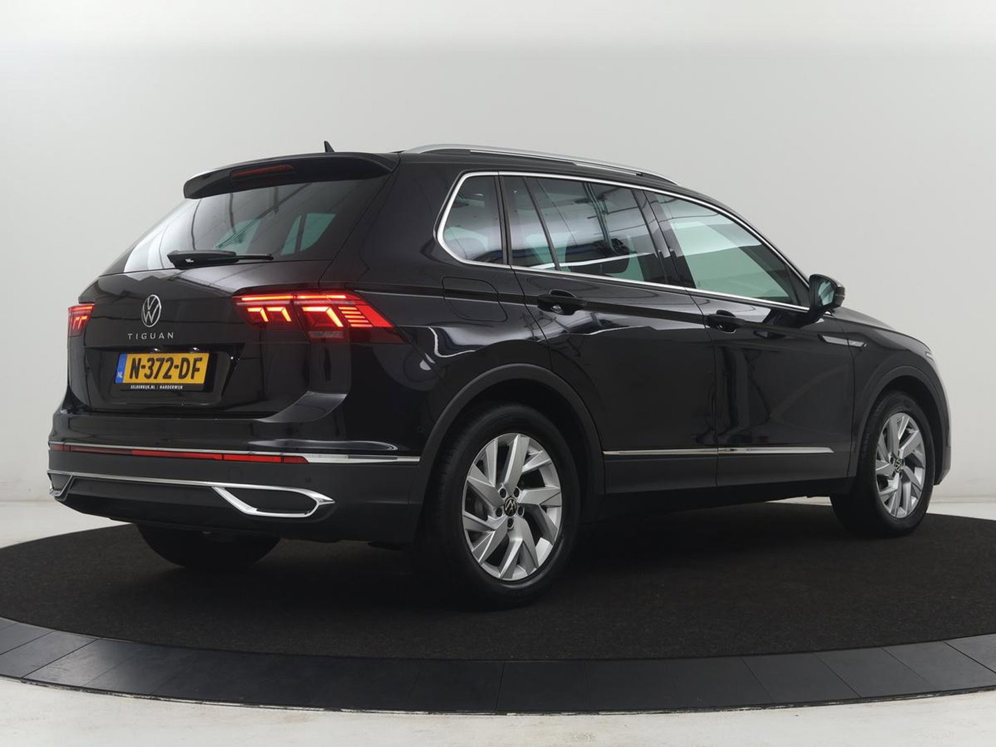 Volkswagen Tiguan 1.5 TSI Elegance | Panoramadak | Adaptive cruise | Stuur/stoel verwarming | Stoelmassage | Camera | Park assist | Sfeerverlichting | Full LED | Elektrische achterklep