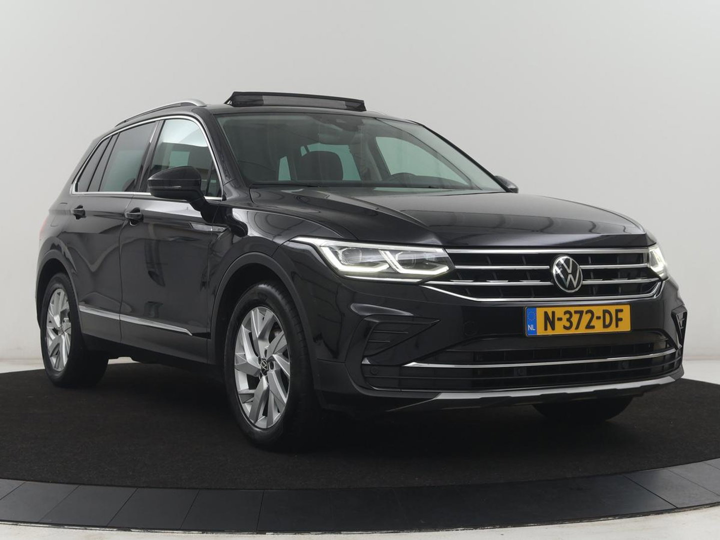 Volkswagen Tiguan 1.5 TSI Elegance | Panoramadak | Adaptive cruise | Stuur/stoel verwarming | Stoelmassage | Camera | Park assist | Sfeerverlichting | Full LED | Elektrische achterklep